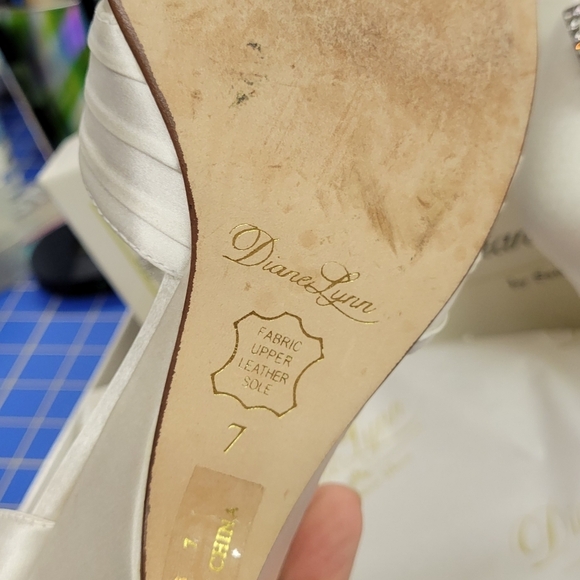 Diane Lynn by Saugus Shoe White Silk 7B - Picture 6 of 10